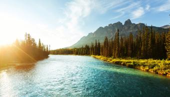 Un coucher de soleil vu d’un lac au Canada 