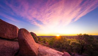 Un coucher de soleil en haut d’une falaise au cœur du Texas