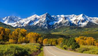 Une route dans les montagnes du Colorado aux Etats Unis. 